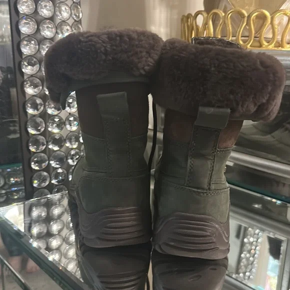 **SOLD ON EBAY**UGG Adirondack ll waterproof women’s green & brown snow boots - Picture 3 of 10